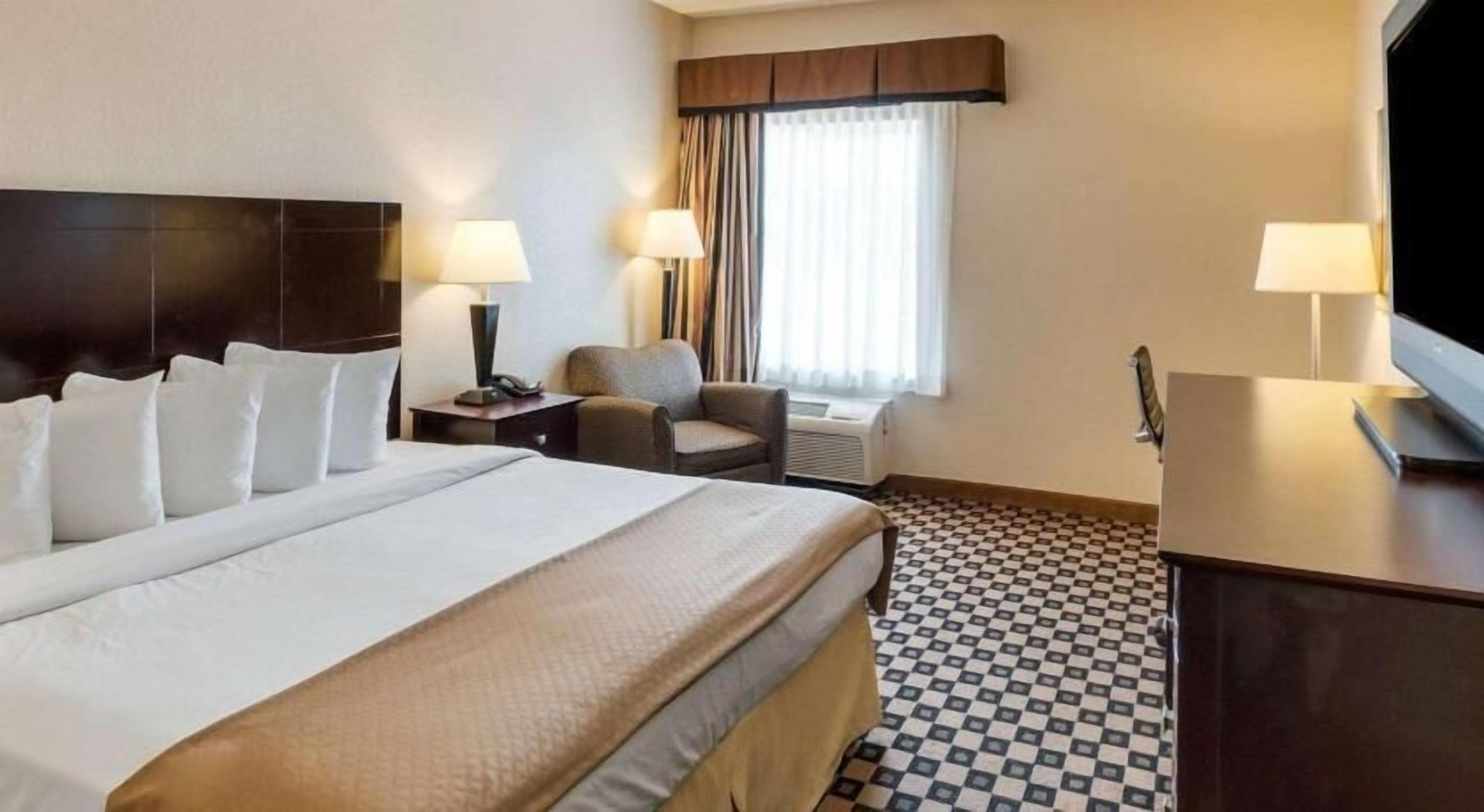 Pillowtop beds, desk, iron/ironing board, free WiFi
