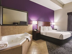 Suite Deluxe, 1 cama de matrimonio grande, no fumadores | Caja fuerte, escritorio, tabla de planchar con plancha y cunas gratuitas