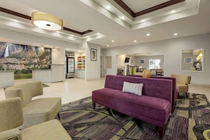 Lobby - La Quinta Inn & Suites by Wyndham Fresno Northwest (Fresno)