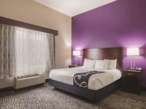 Suite, 1 très grand lit, non-fumeur (Mobility/Hearing, tub w grab bars)