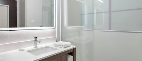Haartrockner, Handtücher, Seife, Shampoo