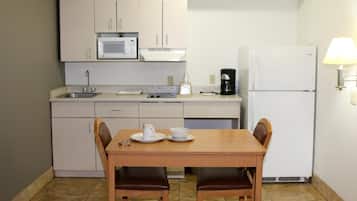 Peti sejuk/penyejuk beku saiz penuh, ketuhar gelombang mikro, dapur