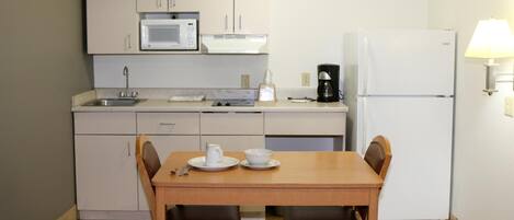 Grand réfrigérateur, micro-ondes, plaque de cuisson