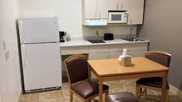 Refrigerador con congelador, microondas y parrilla de estufa