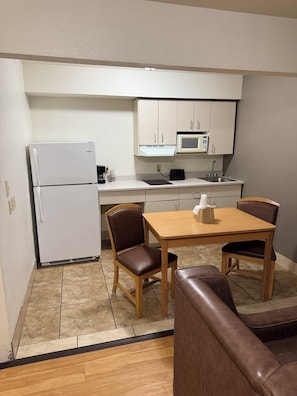 Full-size fridge, microwave, stovetop, coffee/tea maker