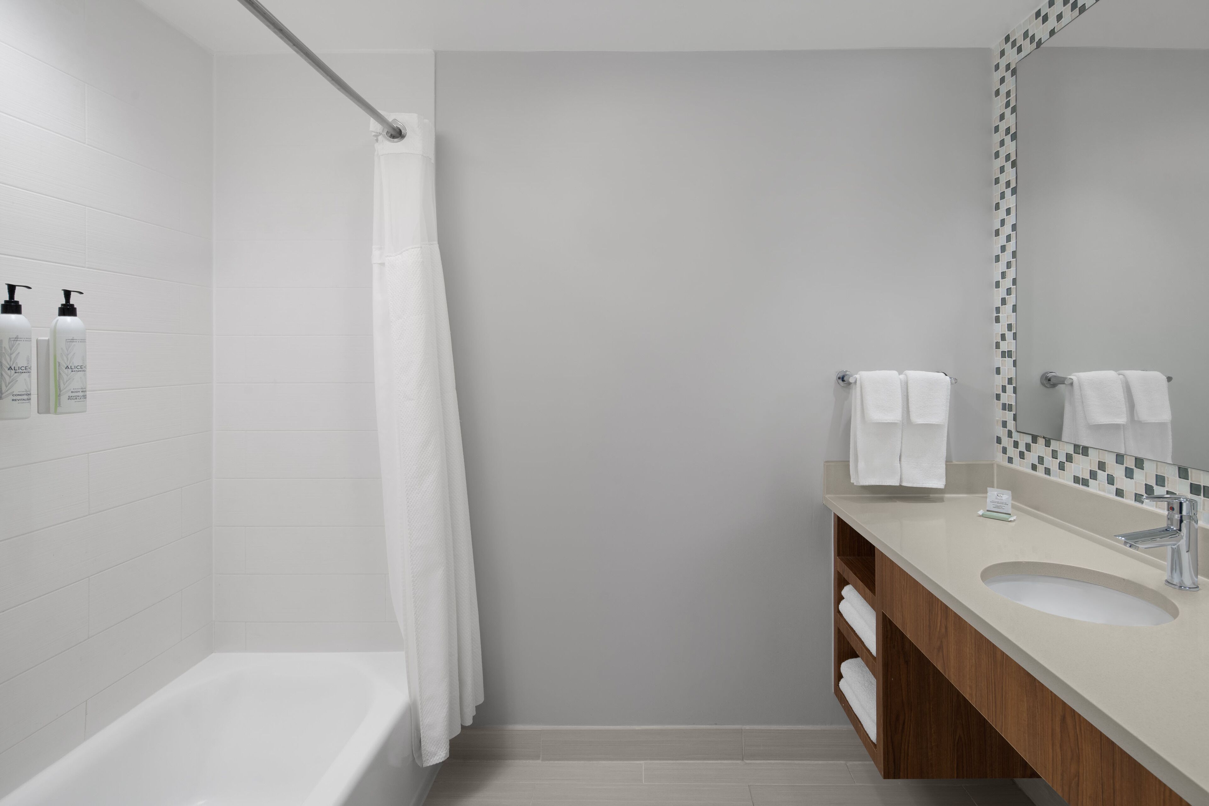 combined shower/bathtub, eco-friendly toiletries, hair dryer, towels