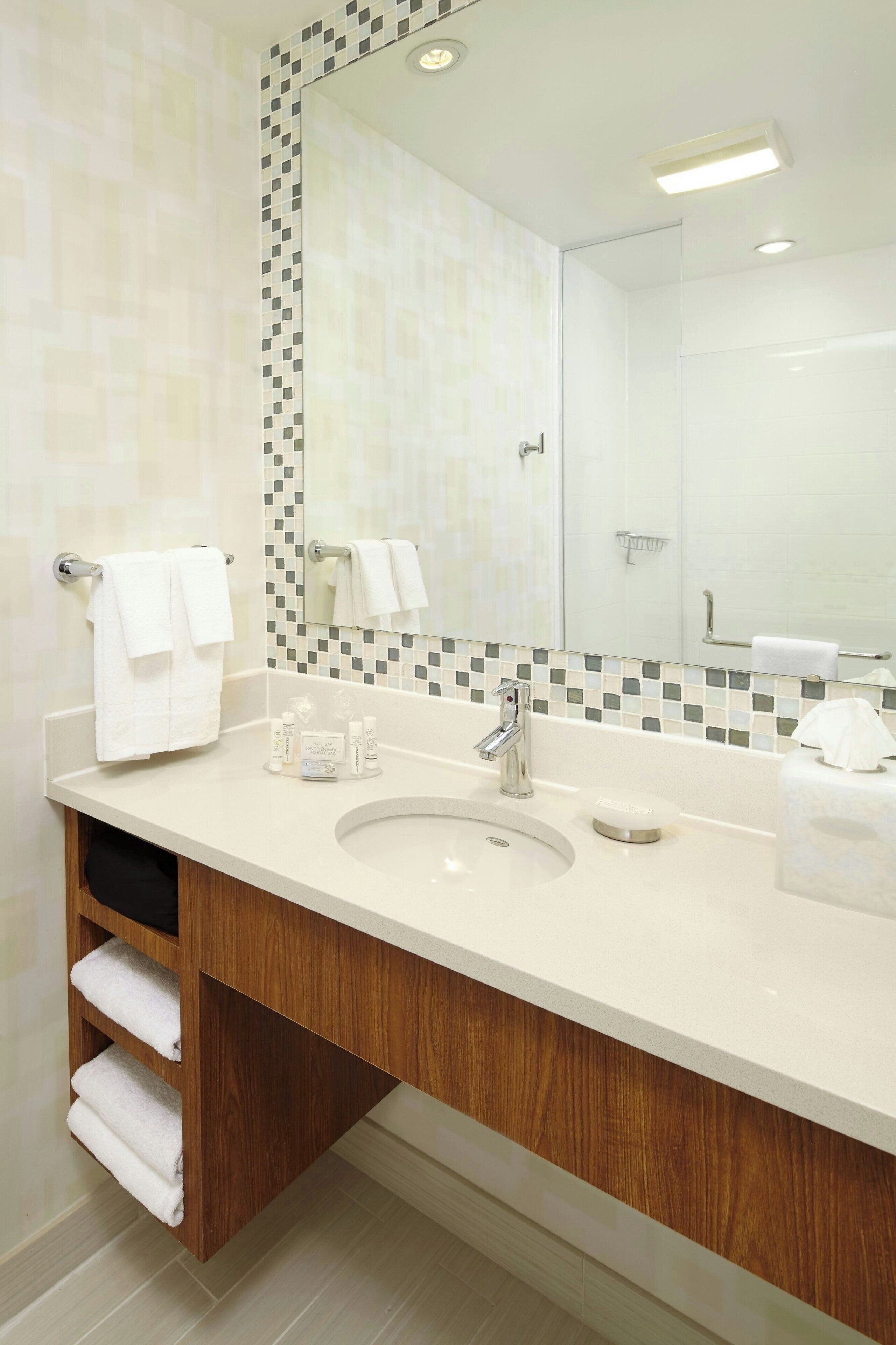 combined shower/bathtub, eco-friendly toiletries, hair dryer, towels