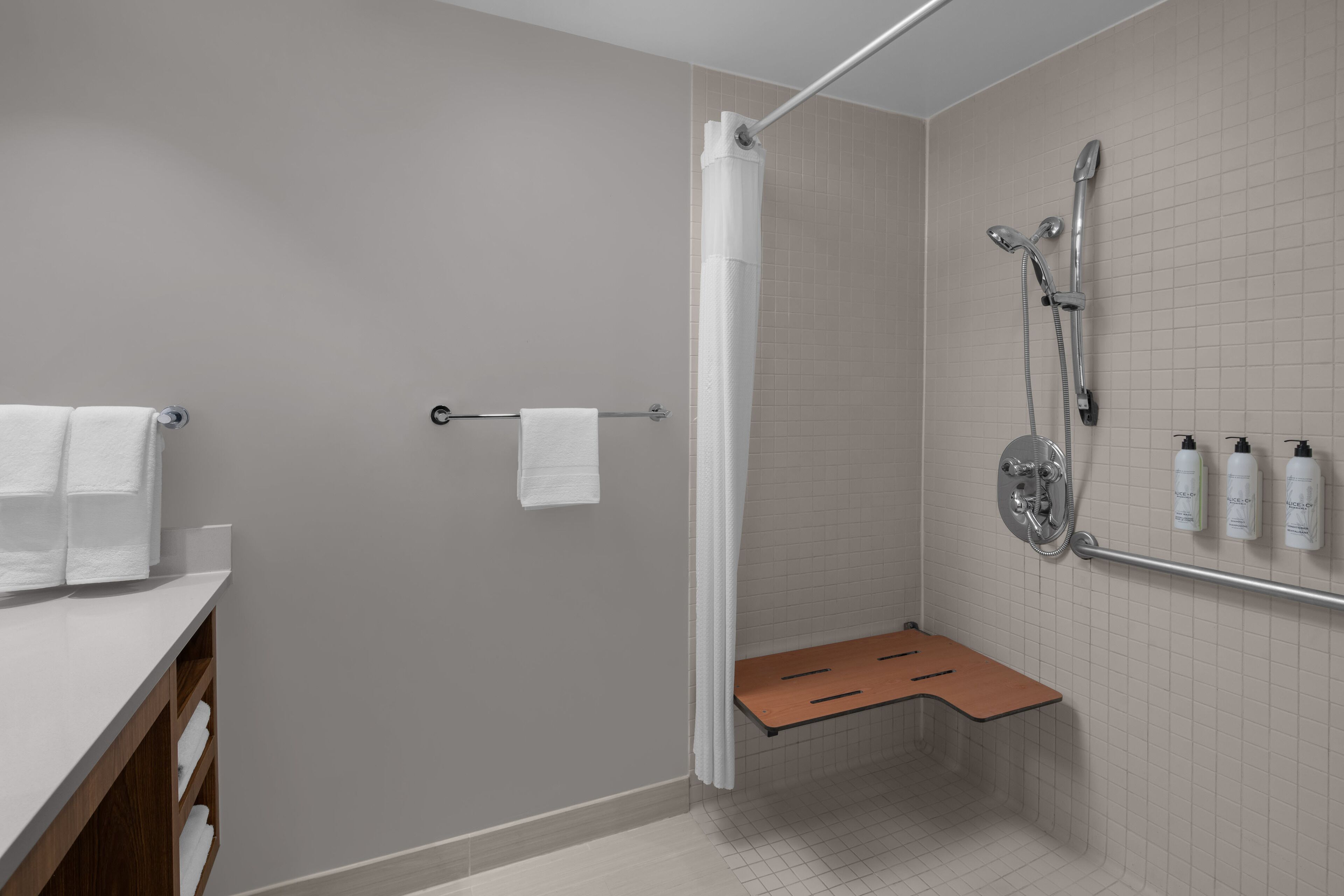 combined shower/bathtub, eco-friendly toiletries, hair dryer, towels