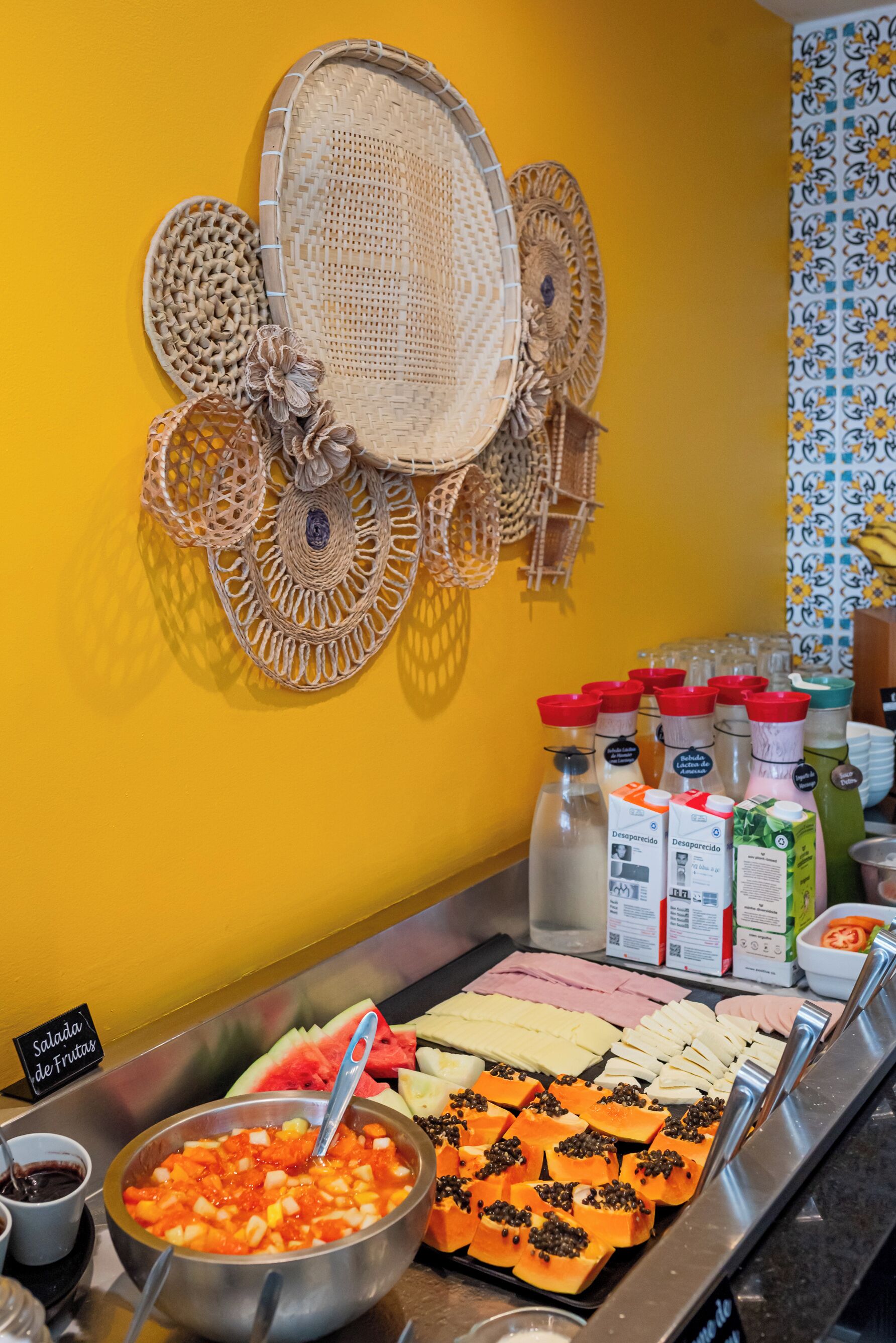Um buffet com diversos alimentos e bebidas.