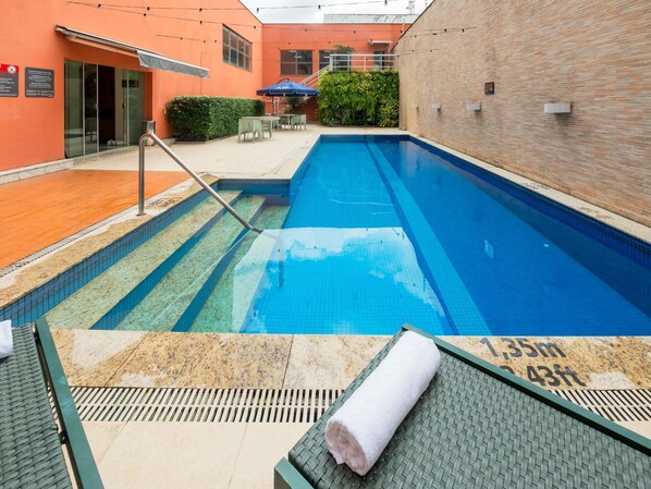 Ulkouima-allas, aurinkovarjoja, aurinkotuoleja