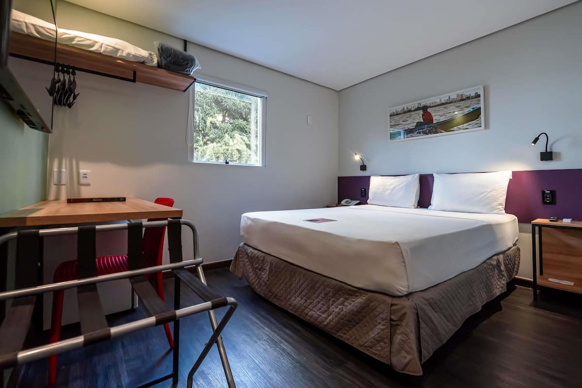 Habitación estándar, 1 cama matrimonial | Escritorio, wifi gratis y ropa de cama