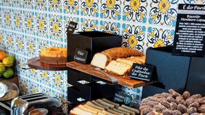 A bakery display with various baked goods like cakes, cookies, and pastries. - ibis Styles Belém Nazaré (Belém)