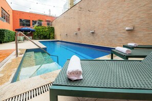Outdoor pool, pool umbrellas, sun loungers - ibis Styles Belém Nazaré (Belém)