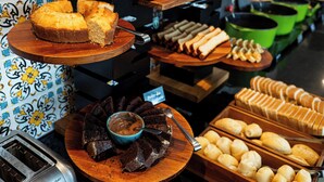 Een bakkerijvitrine met verschillende gebakjes.