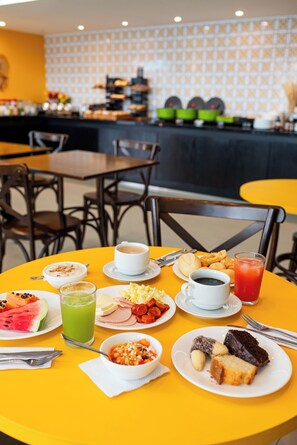 Buffet breakfast for a fee on weekends - ibis Styles Belém Nazaré (Belém)