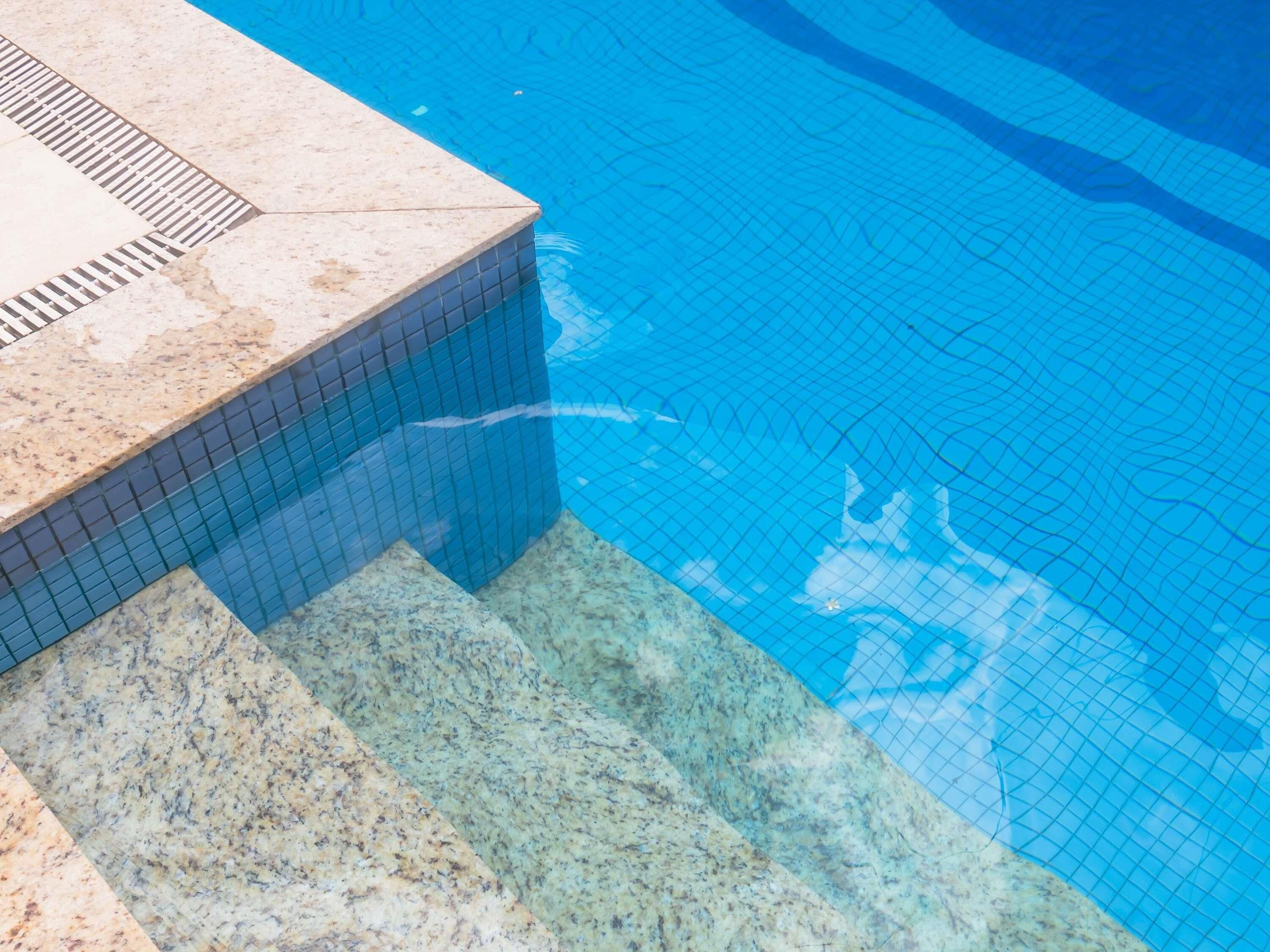 Ulkouima-allas, aurinkovarjoja, aurinkotuoleja