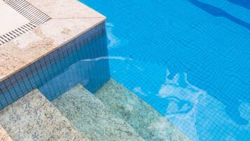 Ulkouima-allas, aurinkovarjoja, aurinkotuoleja