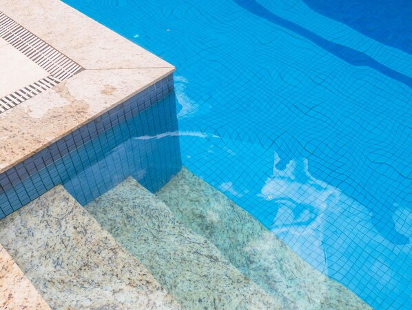 Outdoor pool, pool umbrellas, pool loungers - ibis Styles Belém Nazaré (Belém)