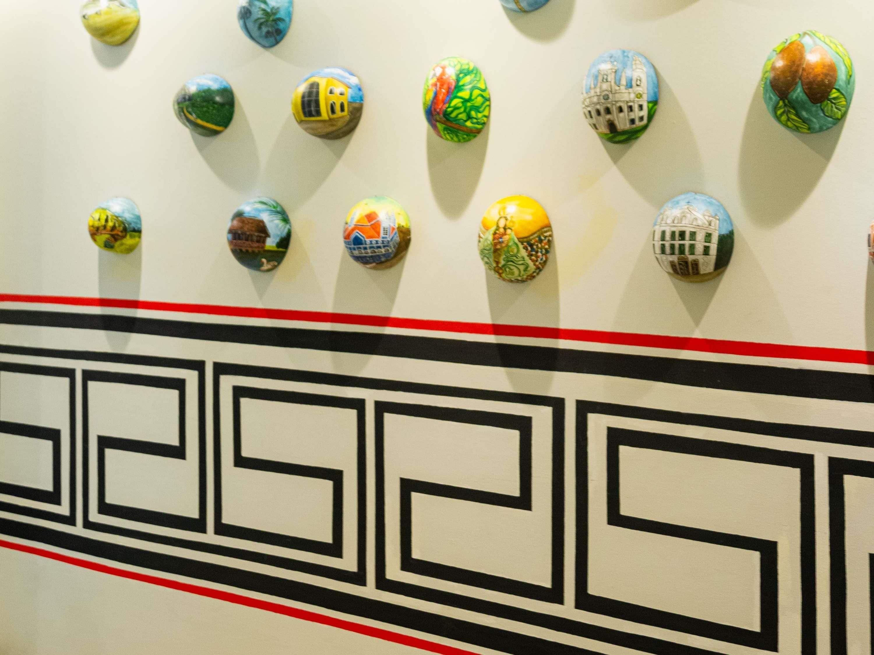 Una pared con huevos pintados dispuestos en fila.