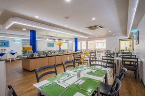 Breakfast, lunch, dinner served; Regional cuisine  - Hotel Sete Coqueiros (Maceió)