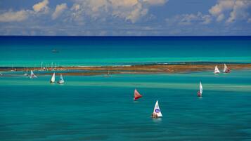 Di pantai, pasir putih