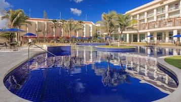 2 piscinas externas, guarda-sóis, espreguiçadeiras