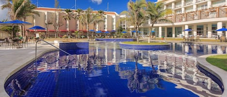 2 piscines extérieures, parasols de plage, chaises longues