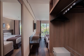 Minibar, caja de seguridad en la habitación y decoración personalizada