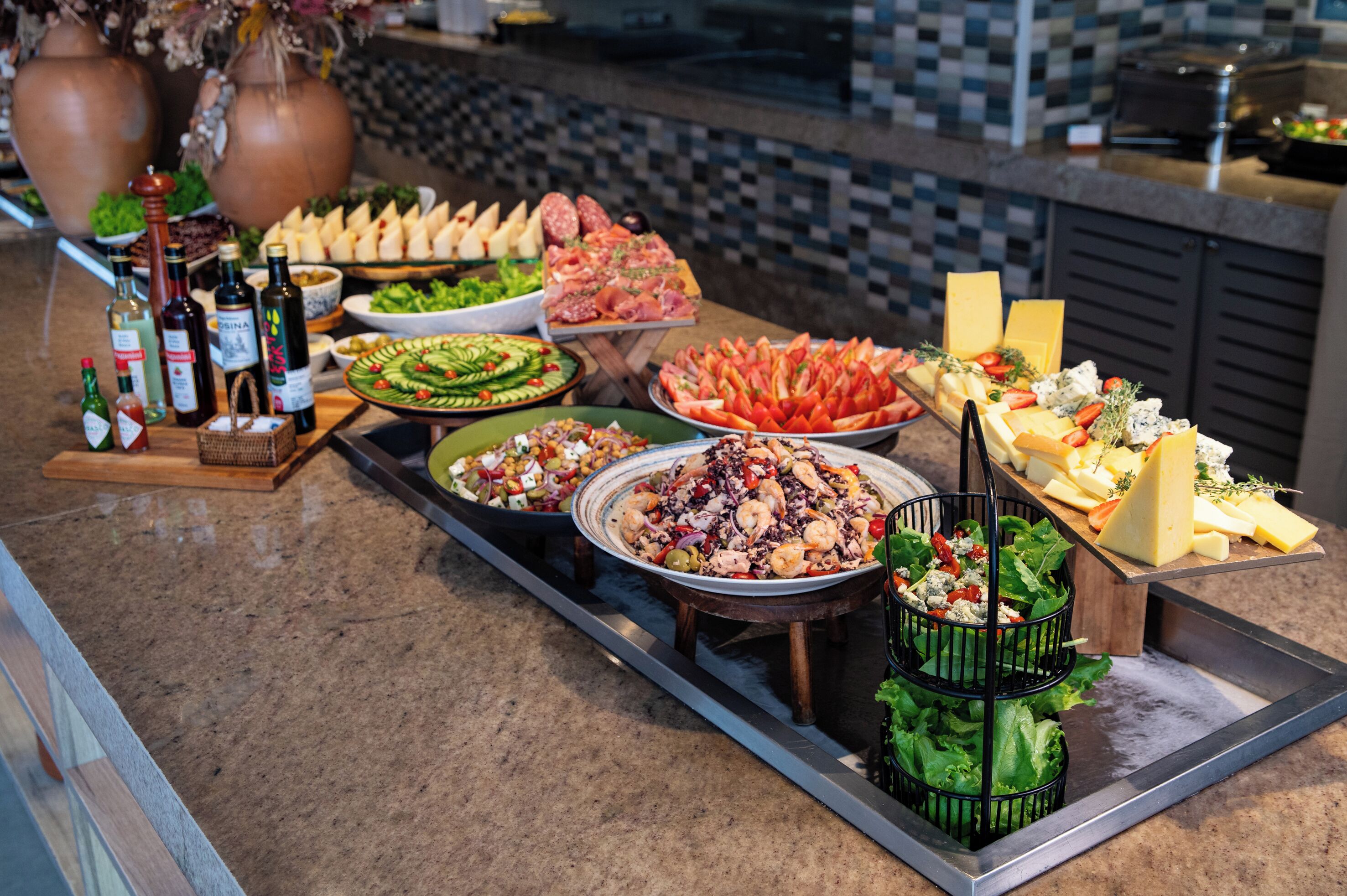 Un buffet proposant une variété de plats et de boissons.