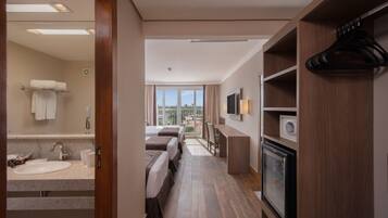 Minibar, brankas, didekorasi berbeda-beda, dan meja kerja