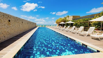 2 outdoor pools, pool loungers