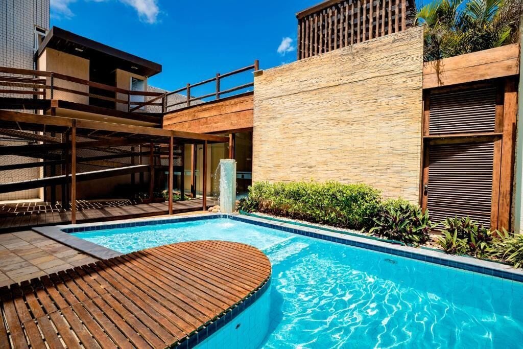 2 piscines extérieures, chaises longues