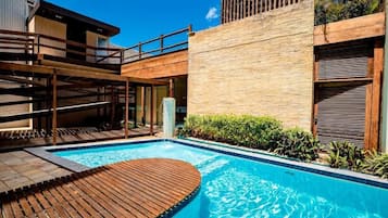 2 piscinas externas, espreguiçadeiras