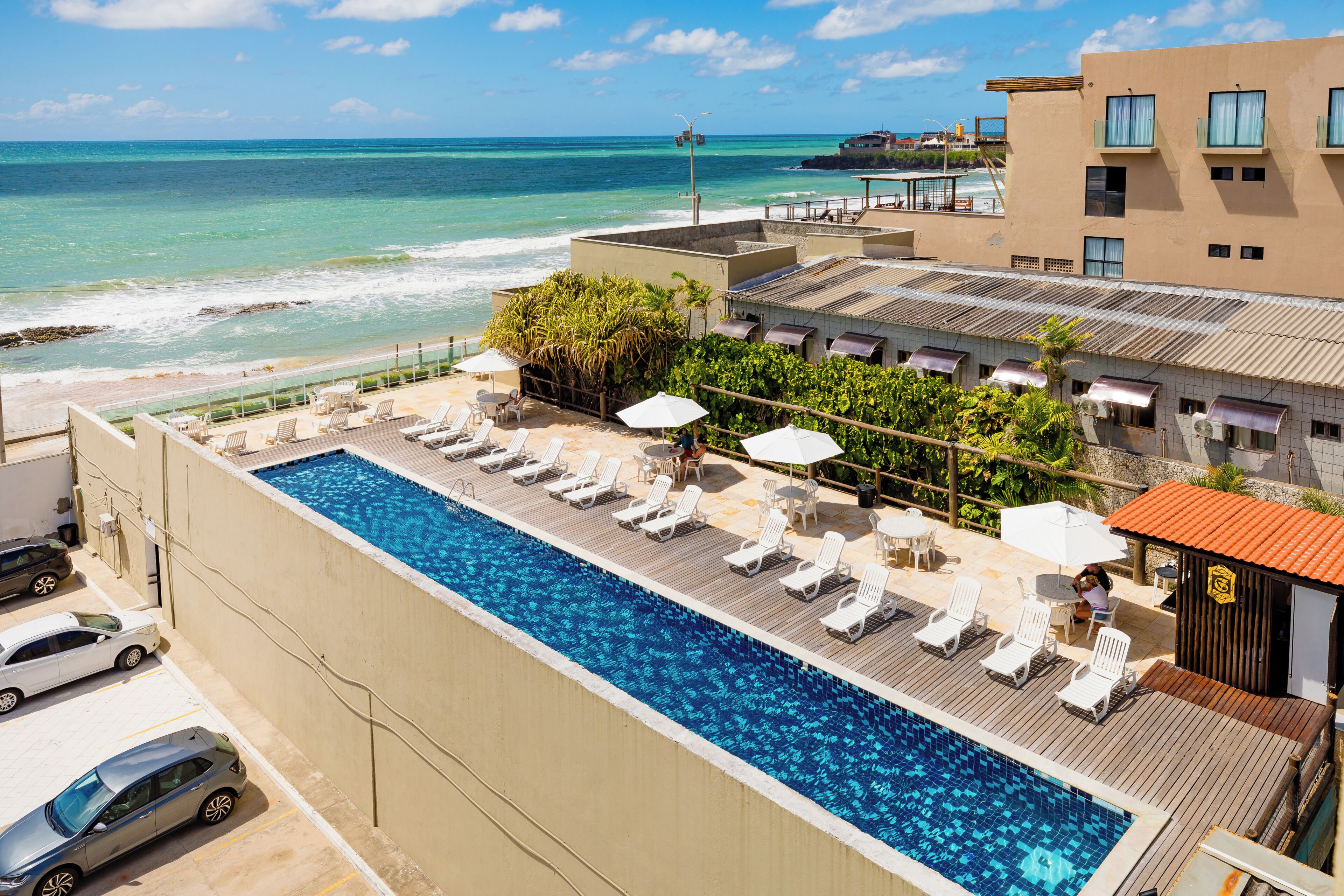 2 buitenzwembaden en ligstoelen