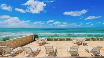 2 outdoor pools, pool loungers