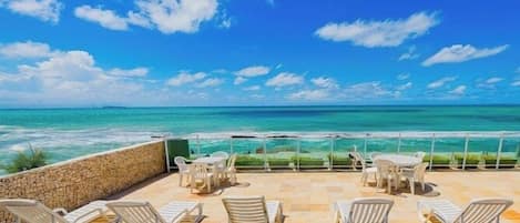 2 piscines extérieures, chaises longues