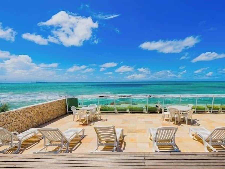 2 piscines extérieures, chaises longues