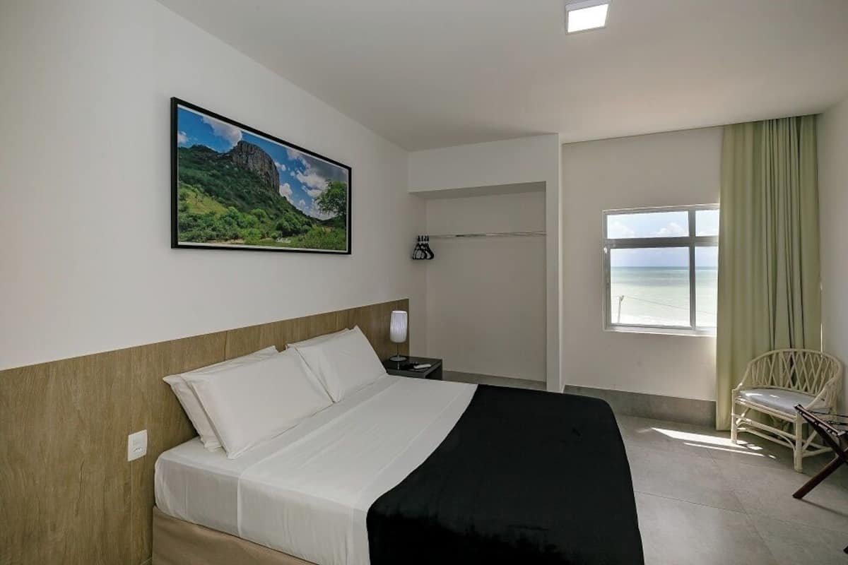 Superior Room, Ocean View | Peralatan tempat tidur hipoalergenik, bar mini, peti besi dalam bilik
