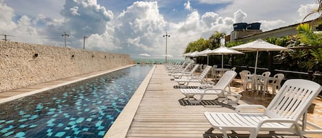 2 buitenzwembaden en ligstoelen