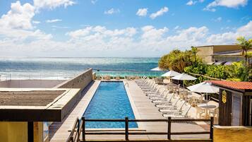 2 outdoor pools, pool loungers
