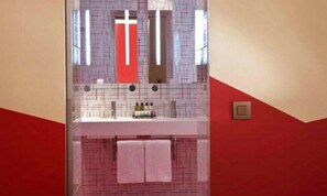 Ropa de cama de alta calidad, minibar, caja fuerte y escritorio