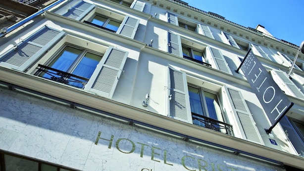 A building with a sign reading "HOTEL CRISTAL Champs-Elysées." - Cristal Champs Elysees (Paris)