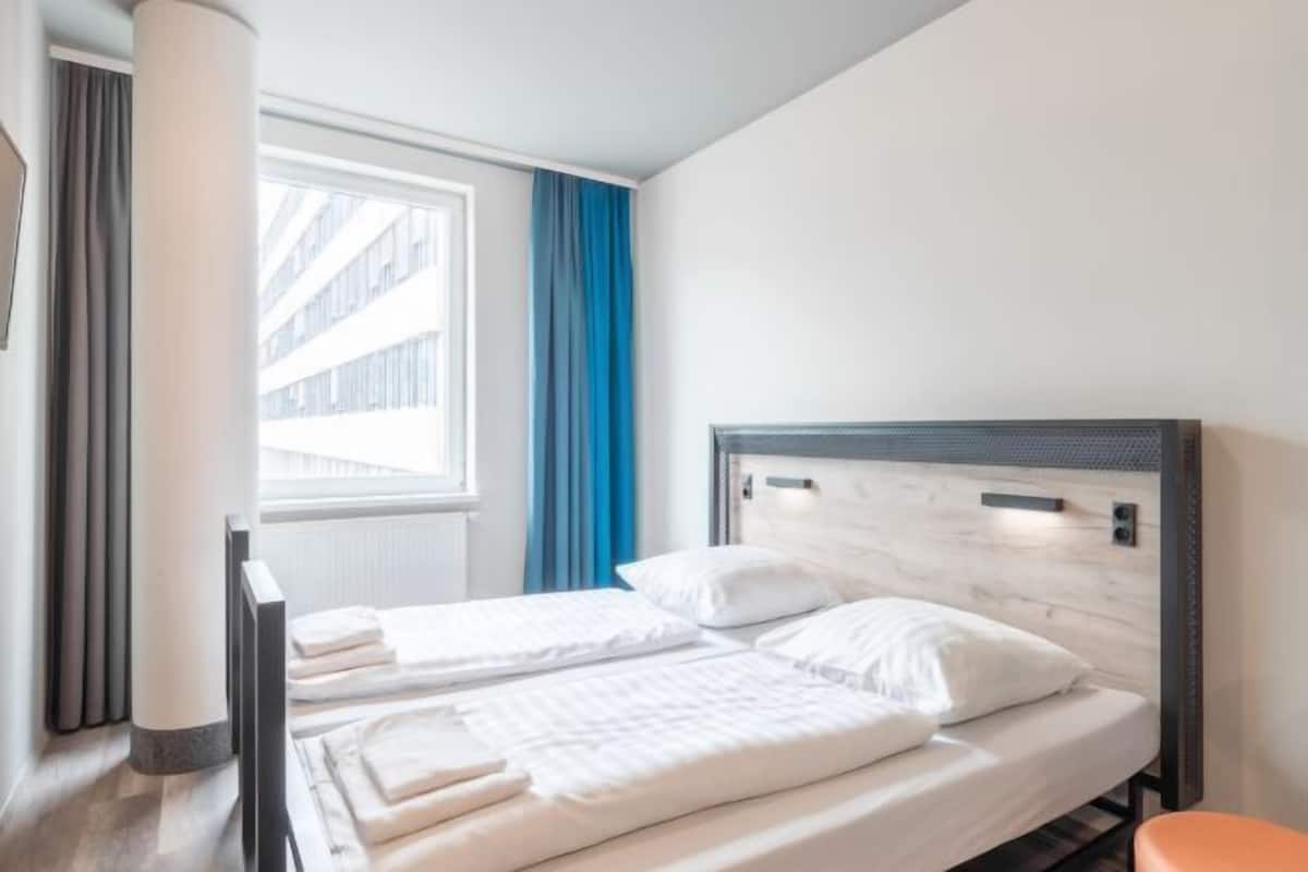 Escritorio, tabla de planchar con plancha, wifi gratis y ropa de cama