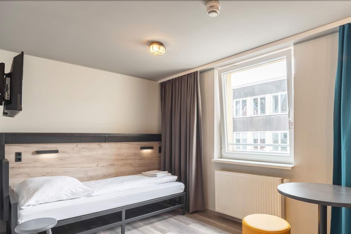 Habitación individual | Escritorio, tabla de planchar con plancha, wifi gratis y ropa de cama