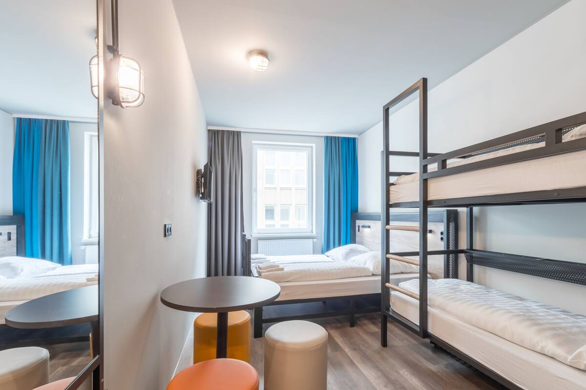Escritorio, tabla de planchar con plancha, wifi gratis y ropa de cama 
