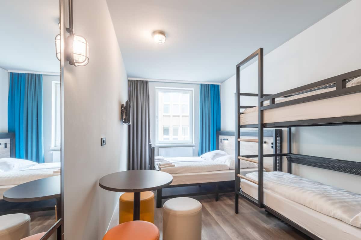Escritorio, tabla de planchar con plancha, wifi gratis y ropa de cama