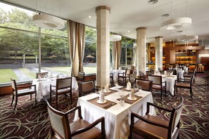 2 nhà hàng, phục vụ bữa sáng, bữa trưa, các món ăn phong cách fusion 