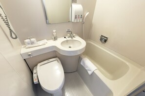 Een bad/douchecombinatie, gratis toiletartikelen, een haardroger