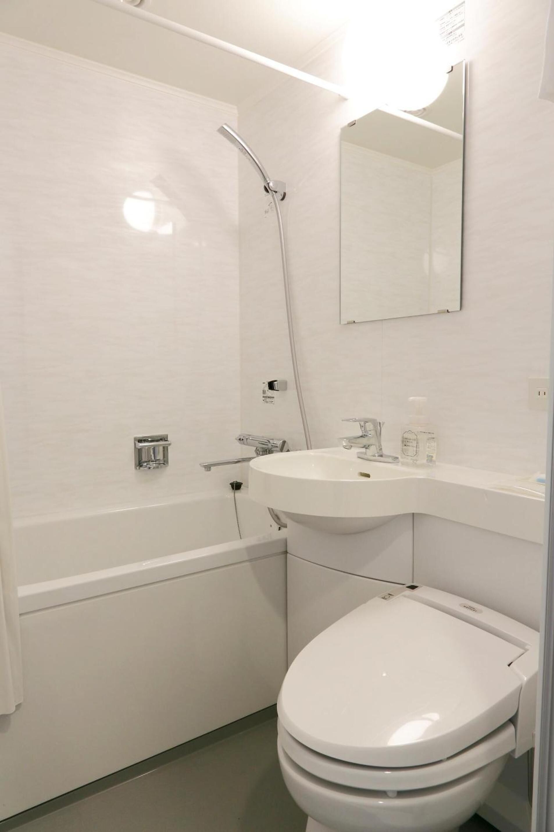 Ein Badezimmer mit Badewanne, Waschbecken und Toilette.