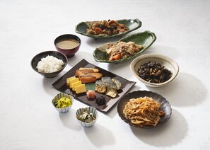 Daily buffet breakfast (JPY 2200 per person)